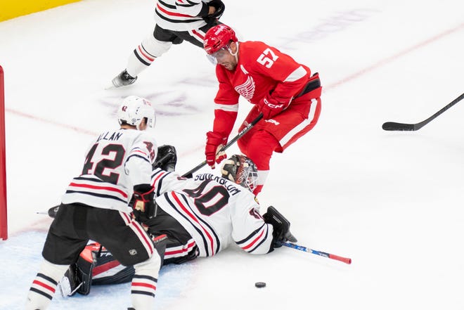 Detroit left wing David Perron tries to get the puck past Chicago goaltender Arvid Soderblom during the third period.