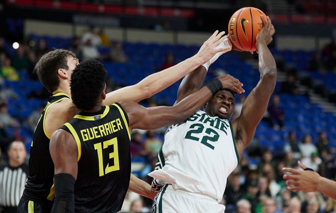 Michigan State center Mady Sissoko, right, is fouled by Oregon forward Quincy Guerrier (13) and center Nate Bittle during the second half.