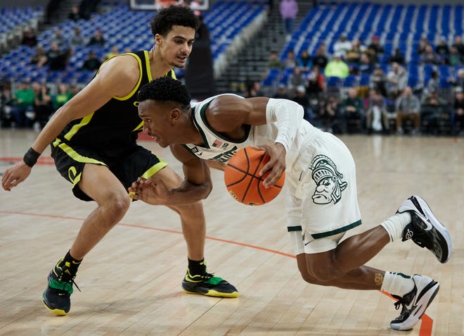 Michigan State guard Tyson Walker, right, dribbles towards Oregon guard Will Richardson during the second half.