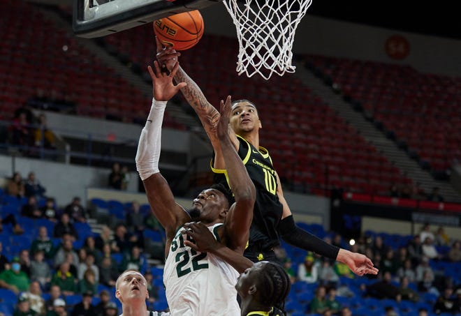 Oregon center Kel'el Ware, right, and Michigan State center Mady Sissoko reach for a rebound during the second half.