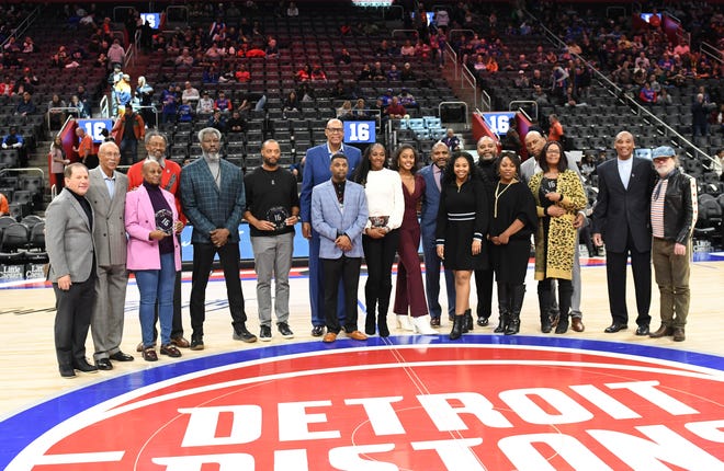 Former Pistons players and the family of Bob Lanier pose for a photo during the halftime ceremony to honor former Pistons great Bob Lanier.
