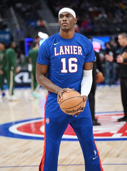 Detroit Pistons center Jalen Duren (0) and his teammates wore an #16 t-shirt during pregame in honor of former Pistons great Bob Lanier who died a year ago.