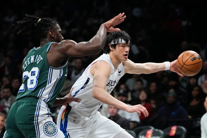 Detroit Pistons' Isaiah Stewart, left, defends against Brooklyn Nets' Yuta Watanabe during the first half.