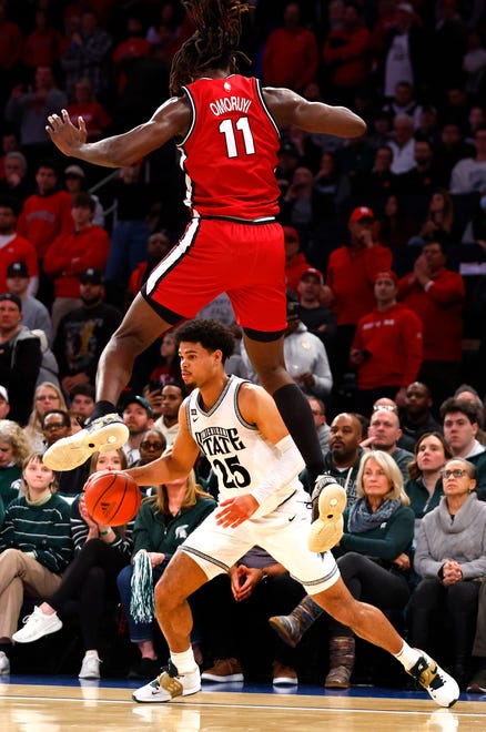 Michigan State forward Malik Hall (25) fakes Rutgers defender Clifford Omoruyi (11) off of his feet during the second half.