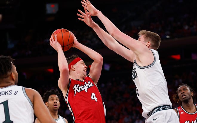 Rutgers guard Paul Mulcahy (4) drives to the basket against Michigan State forward Jaxon Kohler (0) during the first half.